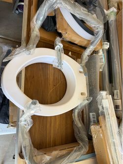 Raised toilet seat riser with handle