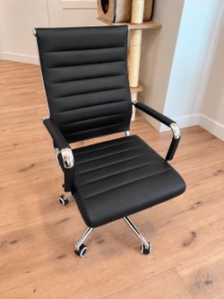 Brand New Executive Office Chair – Black Leather, Adjustable Height & Swivel – Sealed in Box