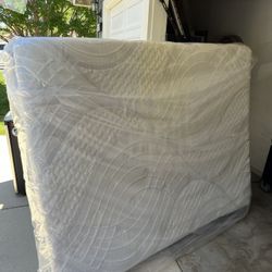 Queen Mattress With 4in Box Spring And Bed Frame 