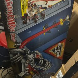 Monster Jam 1:24 Scale ThunderROARus Drop Playset