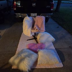 Vanity chair, pink rug, pink blanket, wht pillows