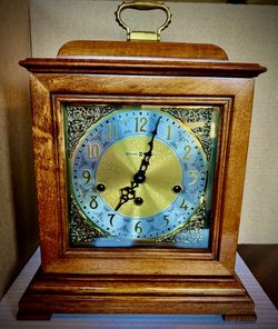 Howard Miller TRIPLE CHIME KEY WIND 8-DAY Mantel Clock LIKE NEW! WORKS GREAT!!
