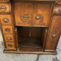 Old Vintage Sewing Machine 