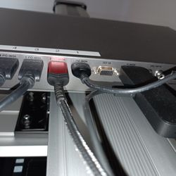 Video Wall Bundle with (4) SAMSUNG TVs with rolling stand & screen split controller, 111 inches total diagonal length

Condition is used for a few eve