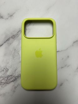 Apple iPhone 17 Pro Silicone Case MagSafe Yellow Authentic