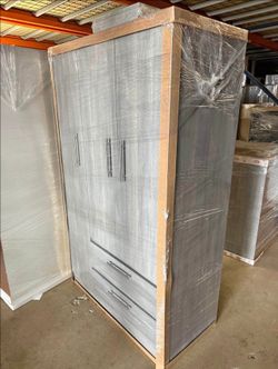 Wardrobe triple. Ample Storage And Elegant Desing! - Armario triple ¡ Amplio Almacenamiento Y Diseño Elegante!