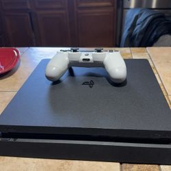 PS4 Slim 