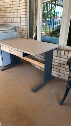 Nice desk with drawer metal base 25