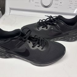 Men’s black Nike sneakers size 13