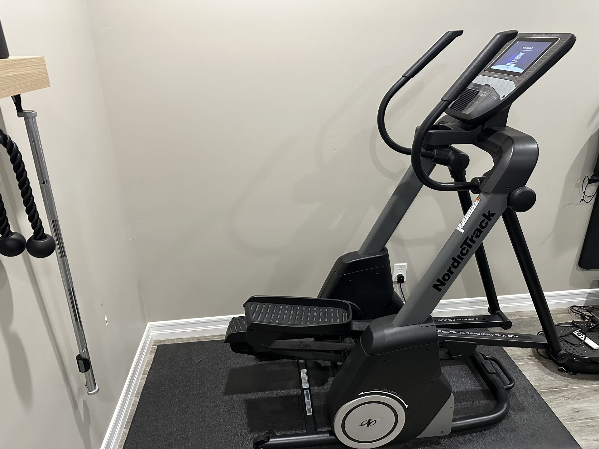 NordicTrack FS10i Freestride Trainer