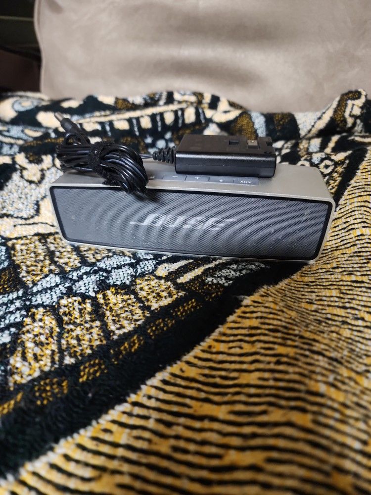 BOSE SOUND LINK MINI SPEAKER WITH BLUETOOTH EVERYTHING WORKS NOTHING WRONG GOOD CONDITIONS PICK UNLY NO SHIPPING $90