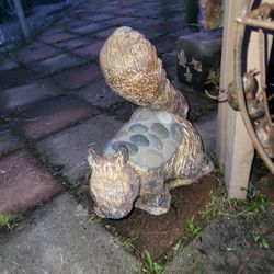 Squirrel outside the Décor.