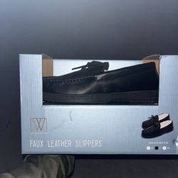 WAYLAND SQUARE MEN’S FAUX LEATHER SLIPPERS (SIZE: LARGE)