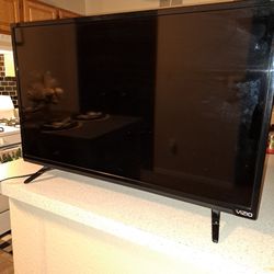 VIZIO 32 INCH TV