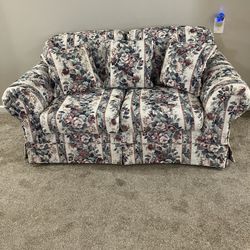 Loveseat, Oversized Chair Smoke/Pet Free