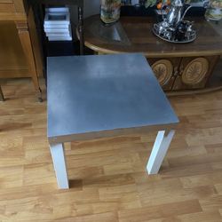 Coffee table for the price of $ 10 is available for delivery