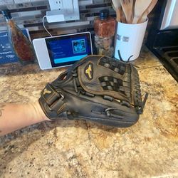 Mizuno- Softball Glove 