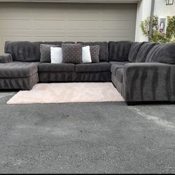 Stunning Dark Gray Sectional Couch In Excellent Condition - Free Delivery 🚚