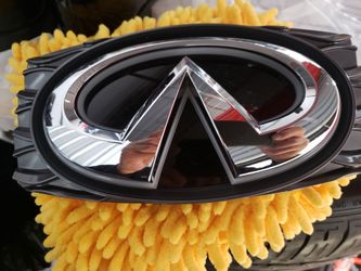 FACTORY INFINITI LIGHTED GRILL EMBLEM