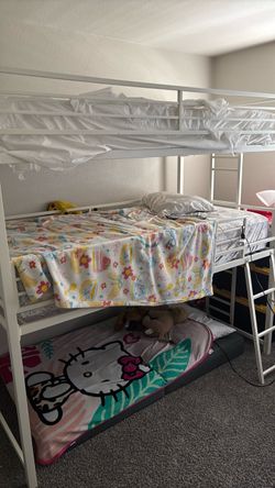 Triple bunk bed