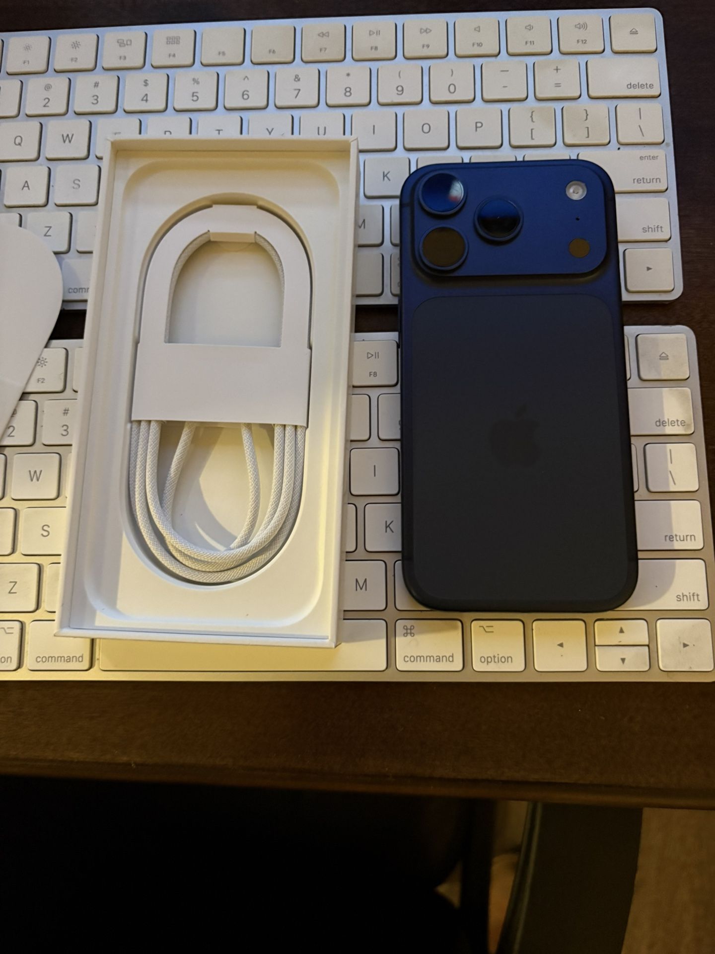 iPhone 17 Pro 256GB– Deep Blue – Like New – In Box Unlocked