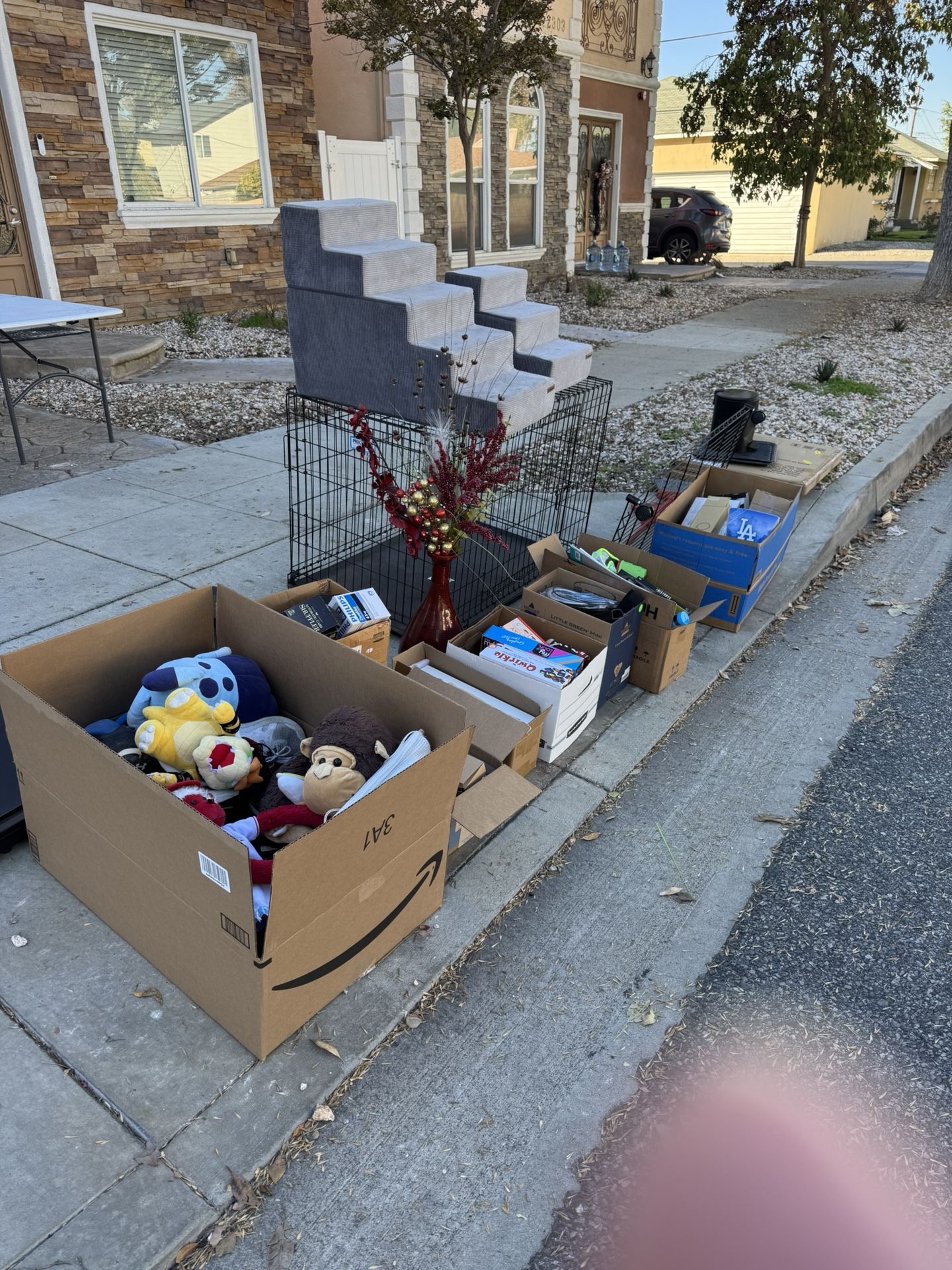 CURB ALERT - FREE - 2301 TULARE AVE BURBANK