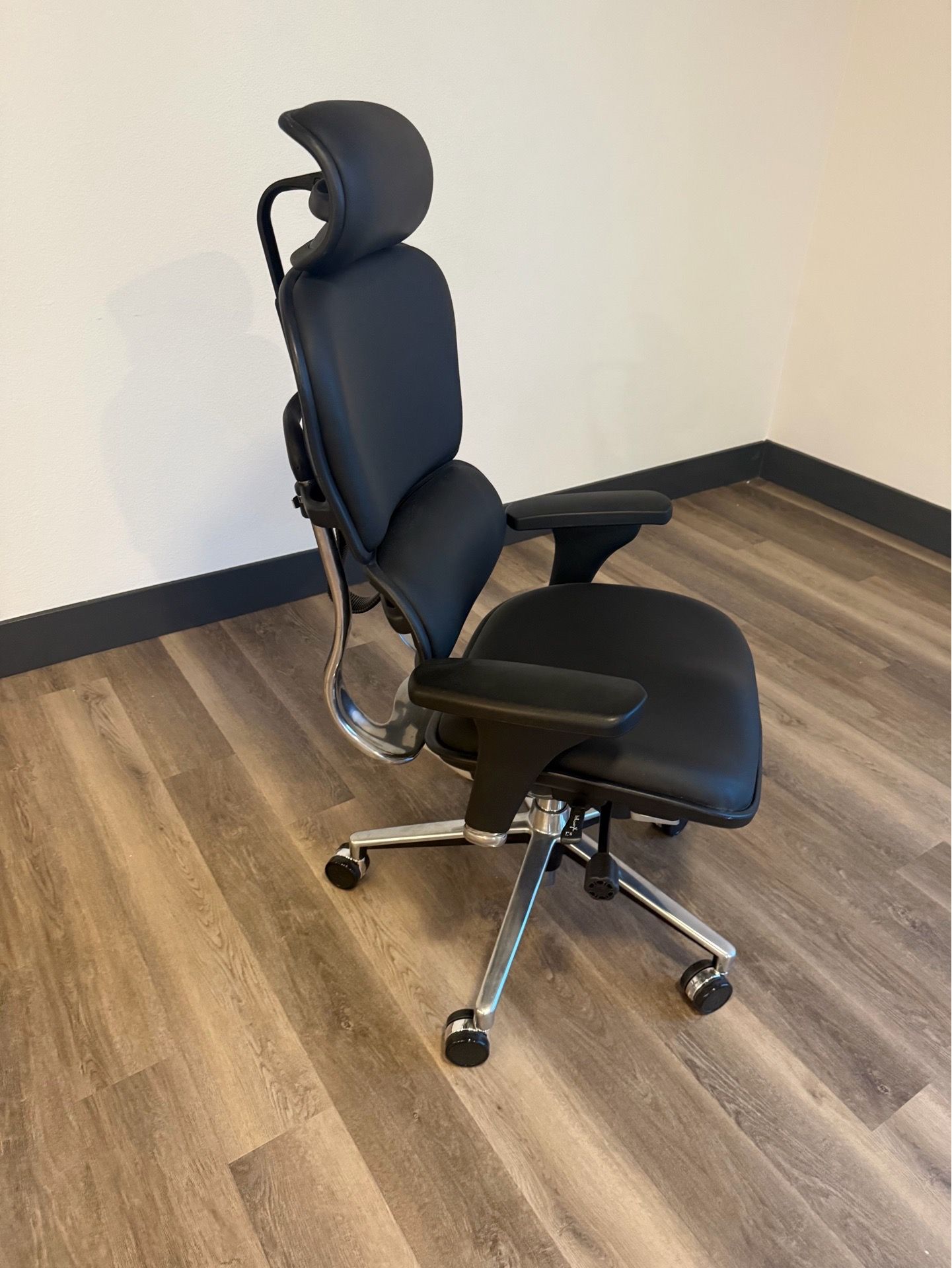 Pristine leather adjustable office chair