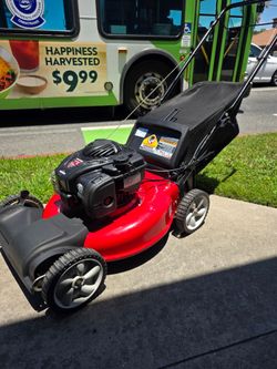 YARDMACHINE GAS 21-IN SELF PROPELLED LANW MOWER LIKE NEW