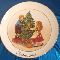 Lovely 1982 Christmas Collectors Plate