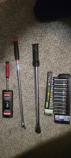 Torque wrench and socket