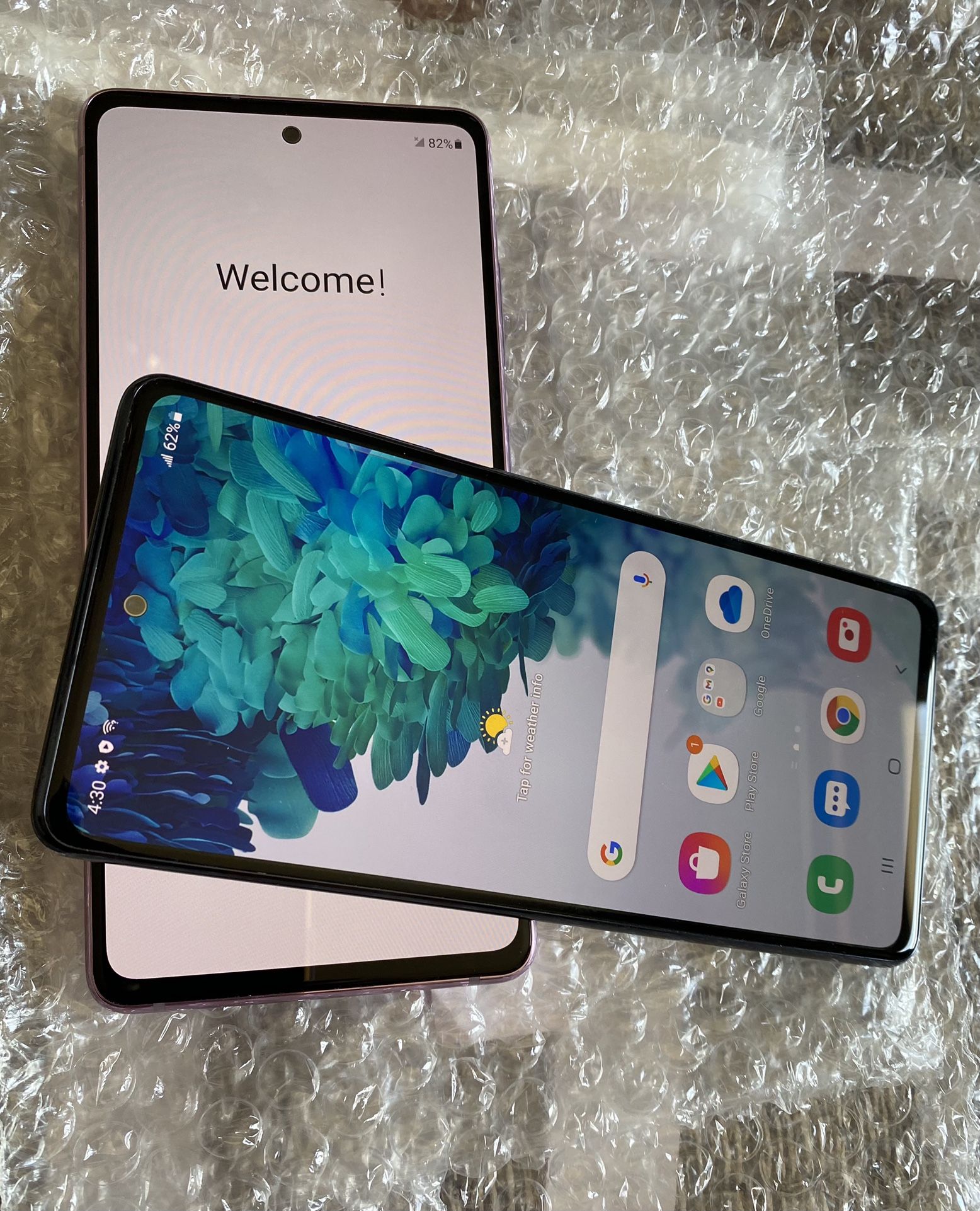 SAMSUng Galaxy S20 FE 5G 128 gb unlocked sold with store warranty