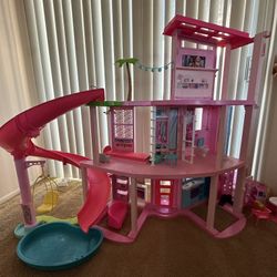 BARBIE DREAMHOUSE + DOLLS LOT