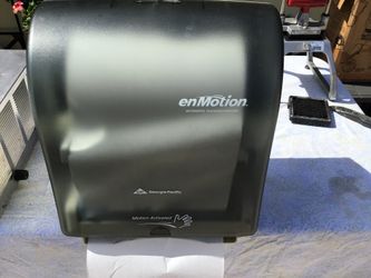 Paper towel dispenser