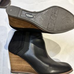 Woman’s Ankle Boots Dr. School 7 1/2 