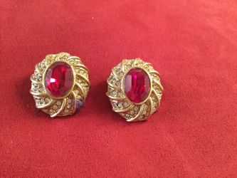 Ear ring red stone