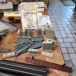 Numerous HO Scale Train items. Avondale