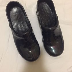 Santia Women’s Clogs