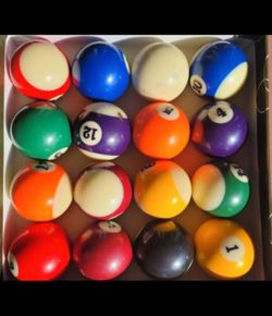 Pool table balls set