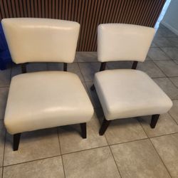 SET OF 2 WHITE ACCENTS CHAIRS