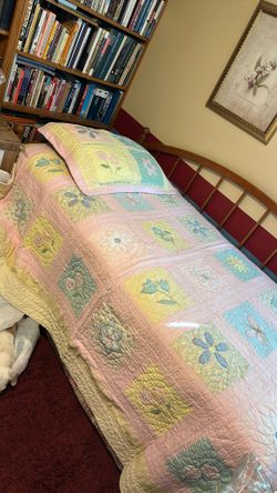 Floral Quilt w/ Pillow Sham- Twin 