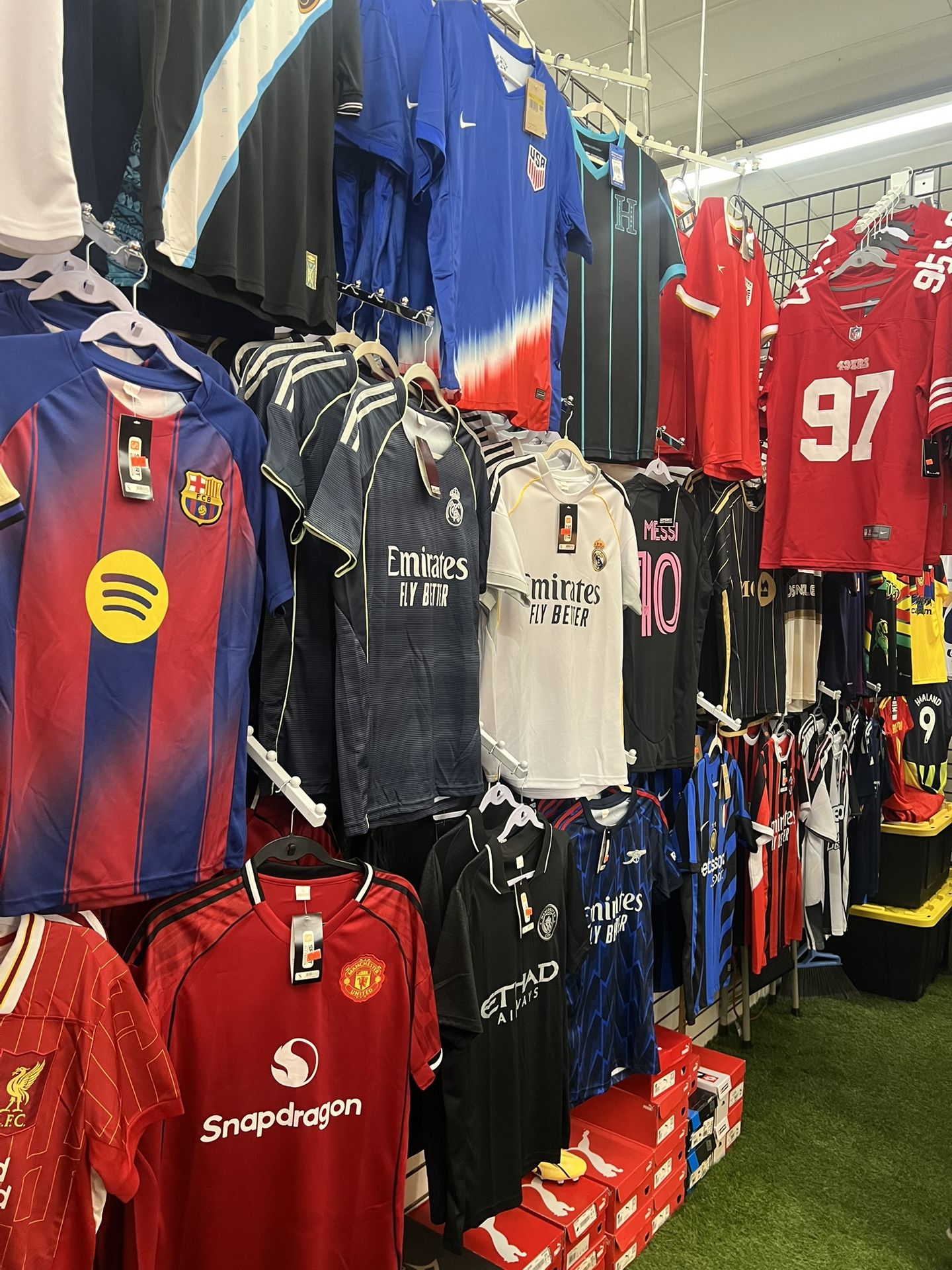 Sports Jerseys / Uniforms ⚽️🏈⚾️🏀