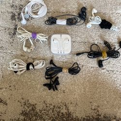 Headphones of different brands for iPhone Samsung in very very good condition 8 and headphones together