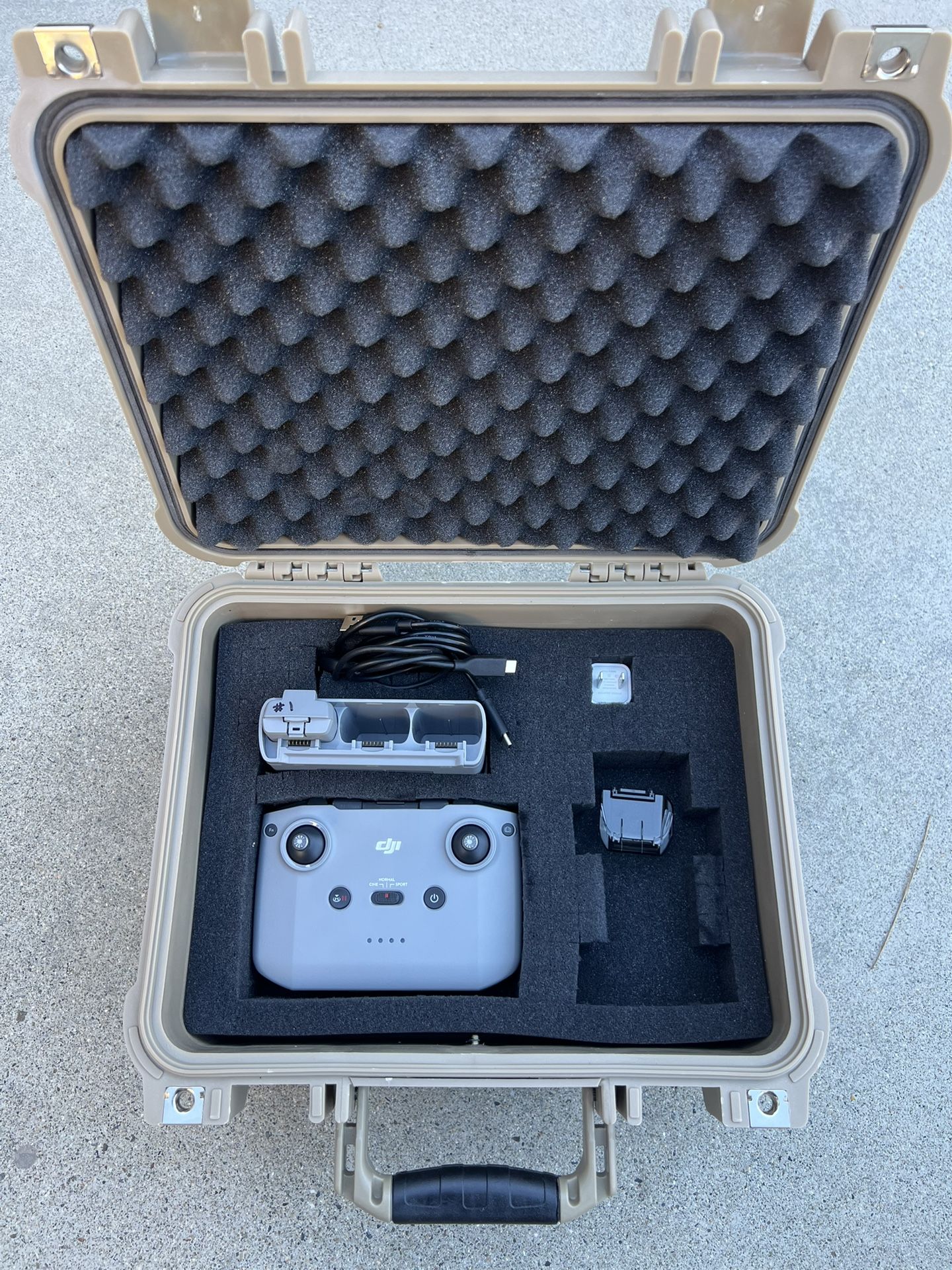 RC-N1C remote and one 4 k battery and charger with a carring case .