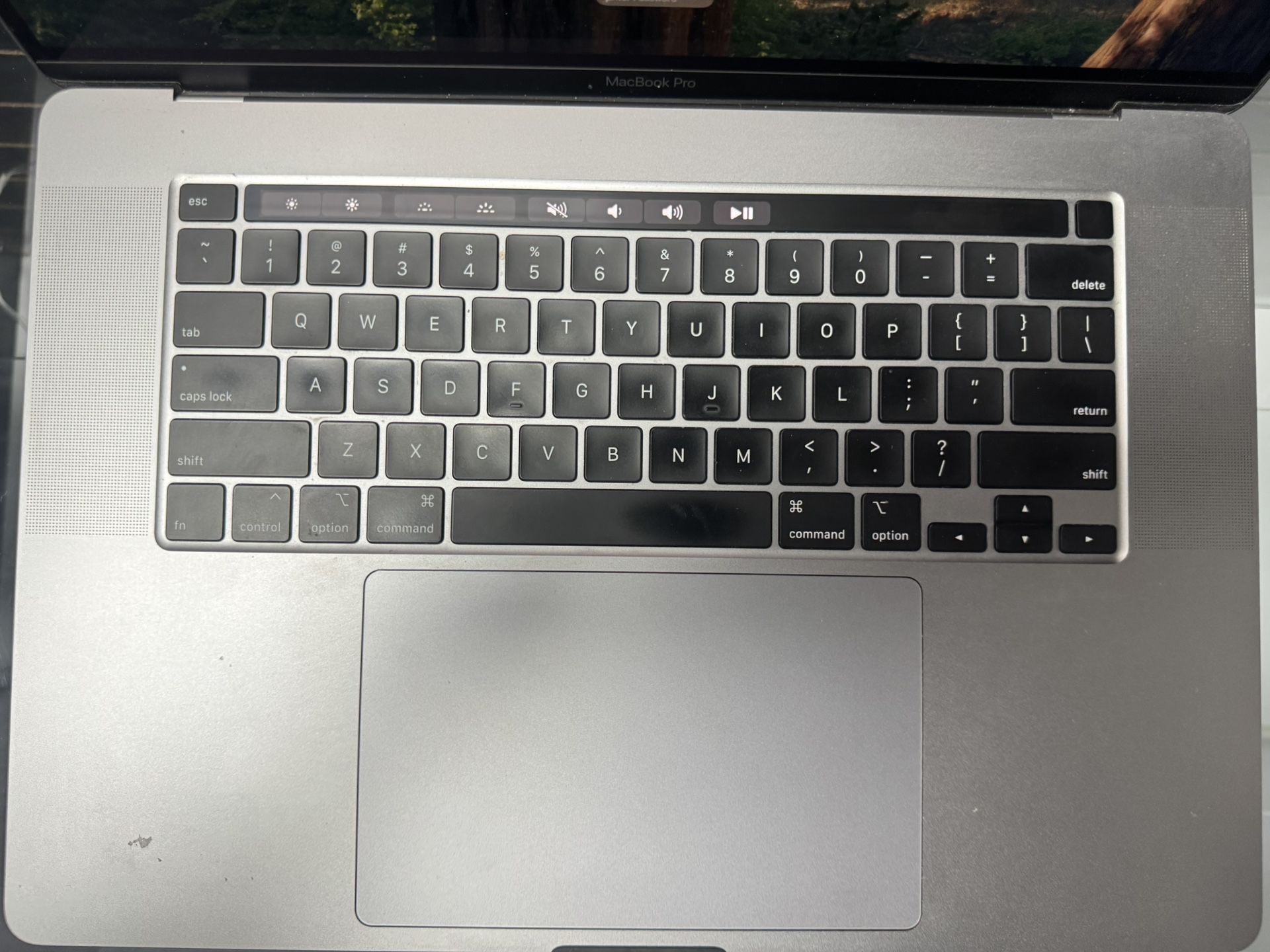 💻 MacBook Pro 15-inch (Model A1990) – Excellent Condition! 🔥