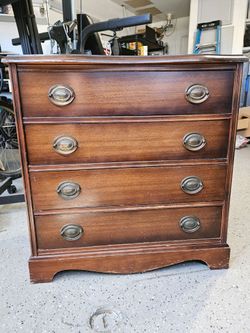 Dresser/Chest of drawers