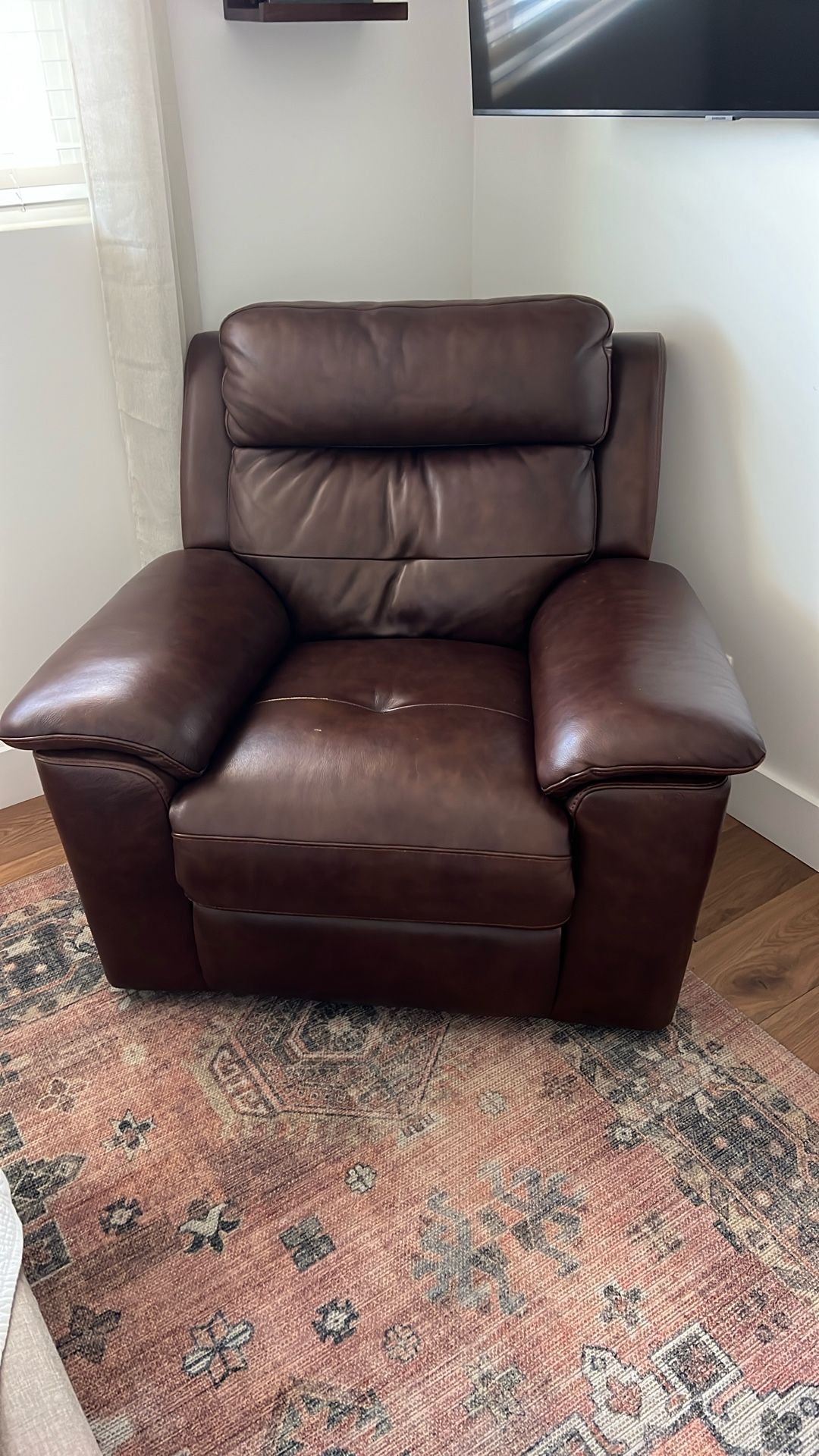 Leather recliner, Electric. USB Port