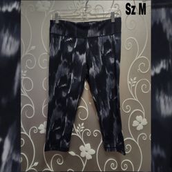 WOMENS UNDER ARMOUR ATHLETIC CAPRIS SIZE M 
