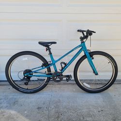 2022 SPECIALIZED JETT mountain bike.  Good for age from 8 to 12 year.  24×2.0 tires. 8 speed. 13.5" ALUMINUM frame. NEW condition. 