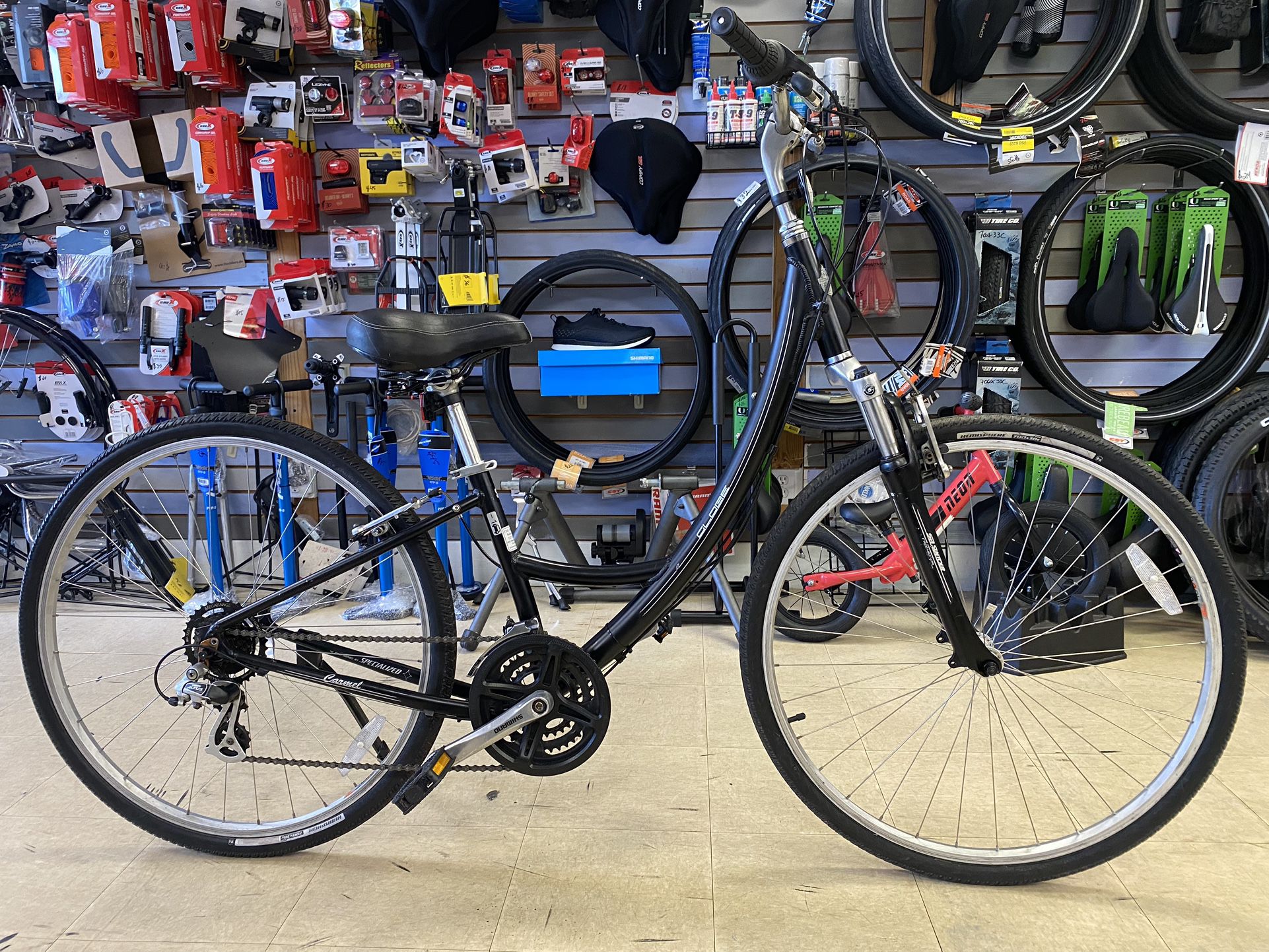 Hybrid Specialized Globe, Aluminum Frame Size 14’5” Small, Tire Size 700X38C, 21 Speeds Shimano Altus, Free Delivery