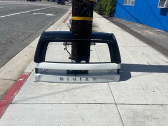 Rivian R1S Rear Tailgate Trunk Liftgate Assembly PT00003650-M 2022 - 2024 OEM